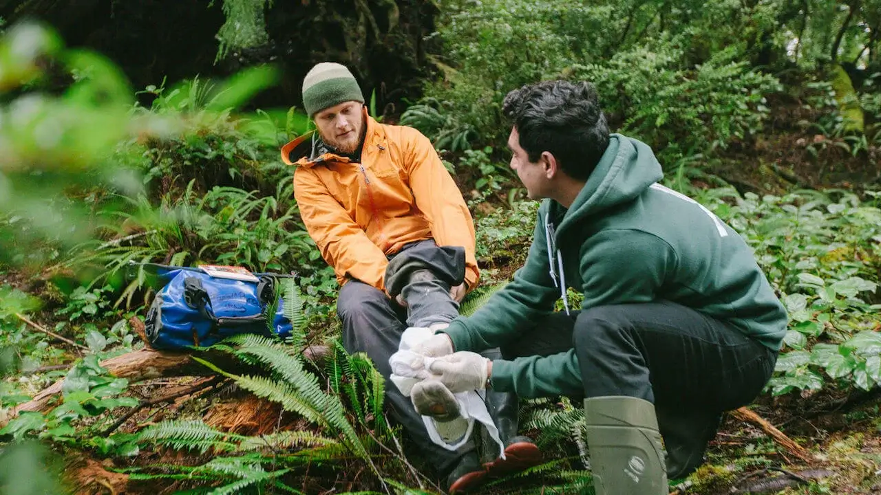 Wilderness First Aid Survival Guide: Treat Outdoor Injuries